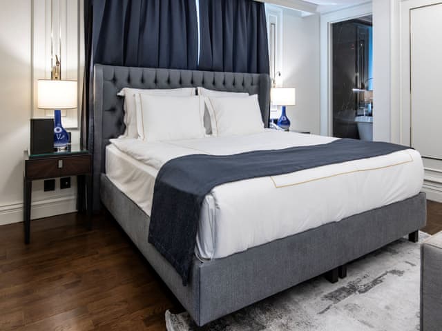 Premier King Suite with City View