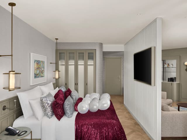 Honeymoon Suite, Sea View