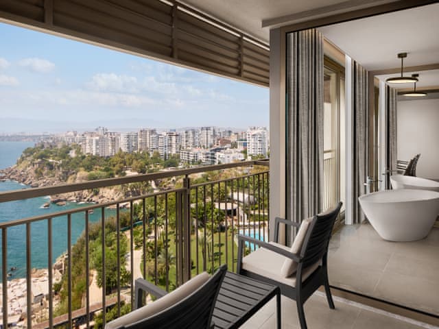 Honeymoon Suite, Sea View