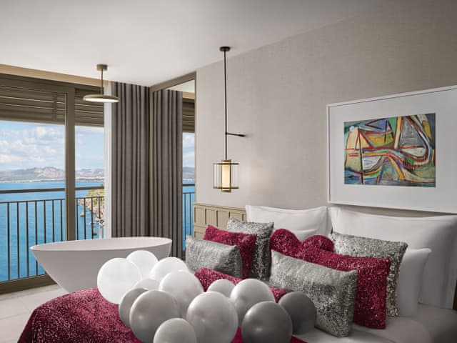 Honeymoon Suite, Sea View