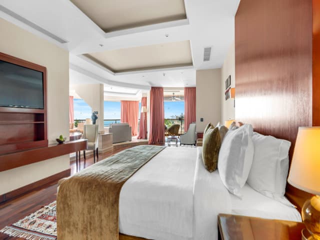 Suite, 1 King Bed, Pool View