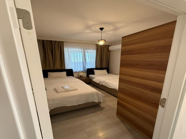 Premium Pool Suite