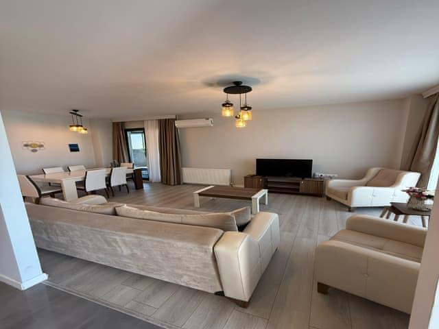 Premium Pool Suite
