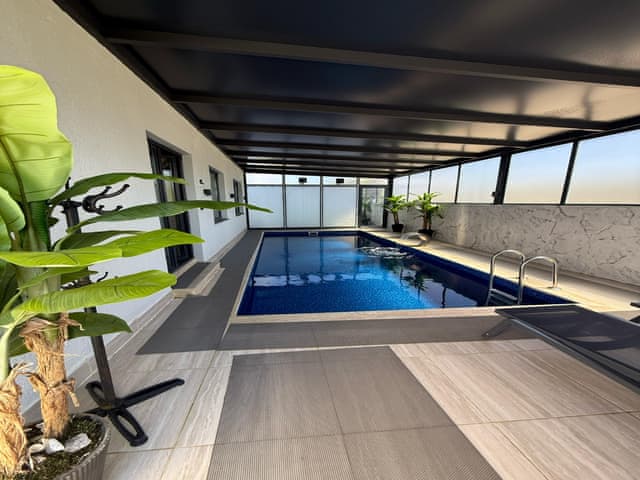 Premium Pool Suite