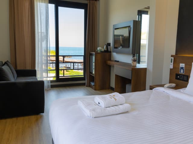 Deluxe Queen Room Sea View