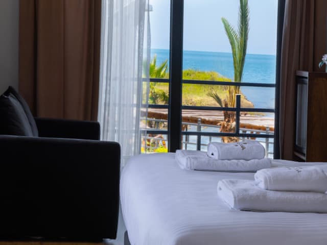 Deluxe Queen Room Sea View