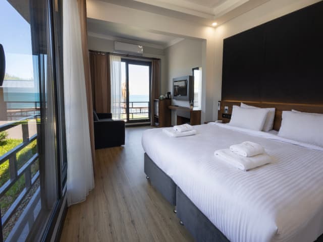 Deluxe Queen Room Sea View