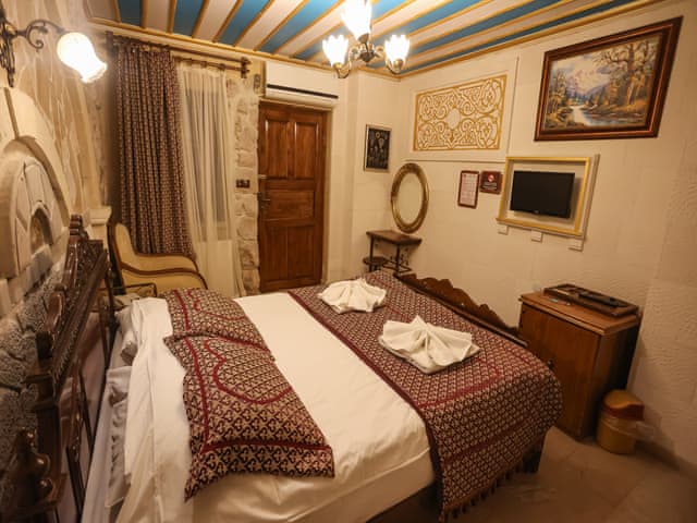 Ekonomik Çift Kişilik Taş Oda (Avlu kat)