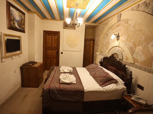 Ekonomik Çift Kişilik Taş Oda (Avlu kat)