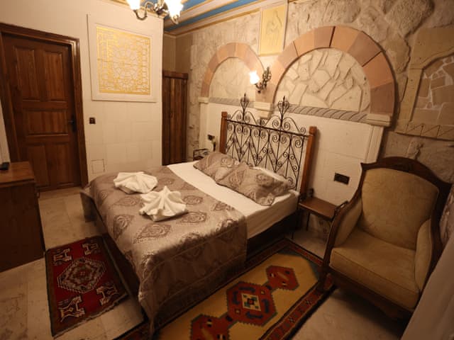 Ekonomik Çift Kişilik Taş Oda (Avlu kat)