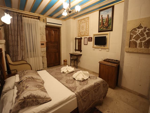 Ekonomik Çift Kişilik Taş Oda (Avlu kat)