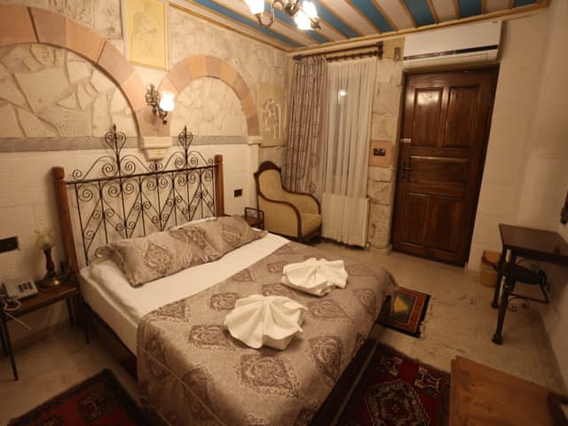 Ekonomik Çift Kişilik Taş Oda (Avlu kat)