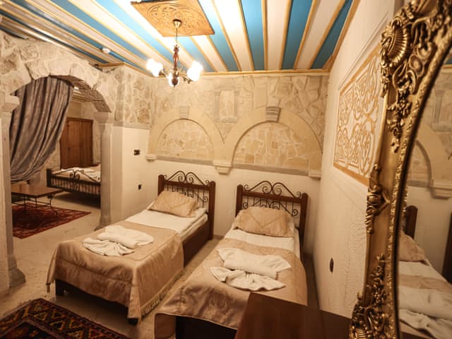 Taş Aile Odası (Avlu kat)