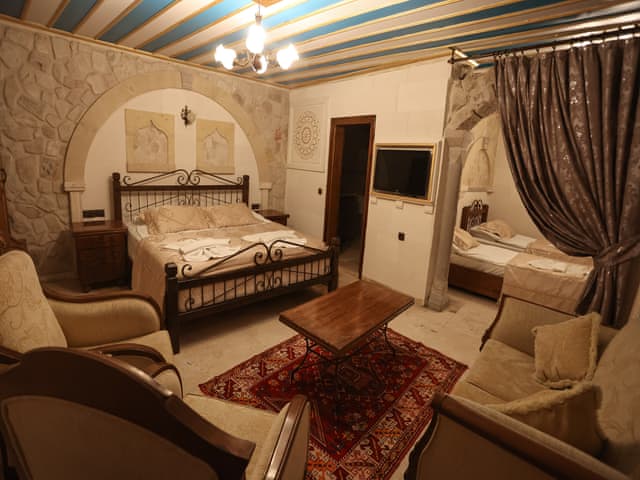 Taş Aile Odası (Avlu kat)