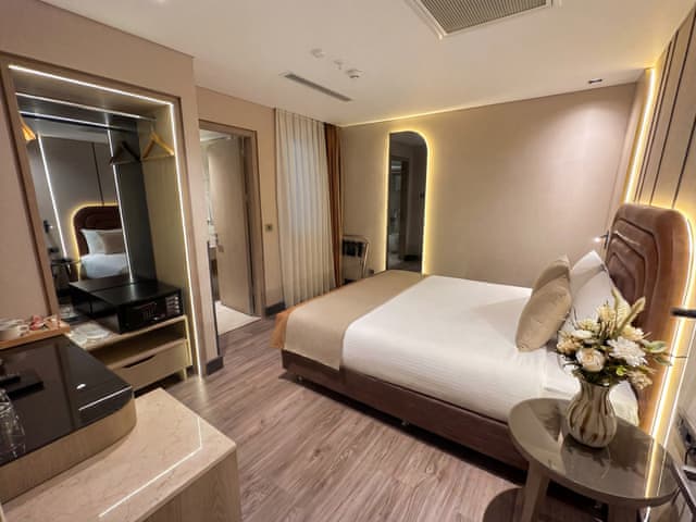 Standard King Room (No-View)