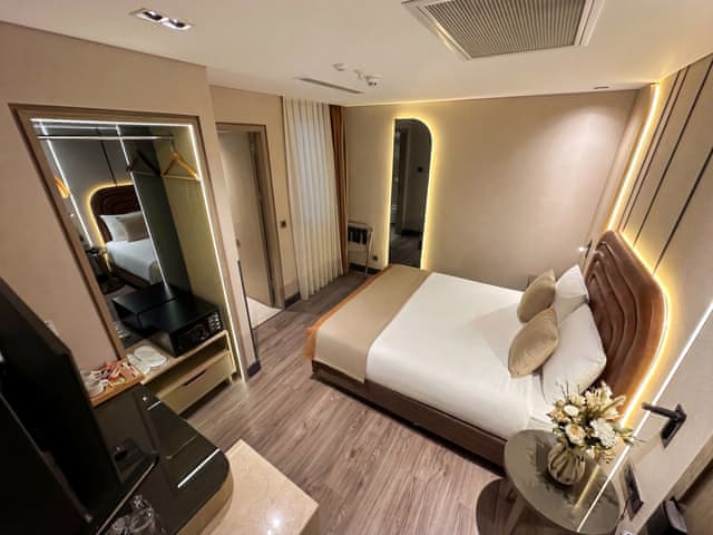 Standard King Room (No-View)