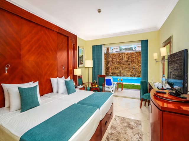 Room (Swim up)