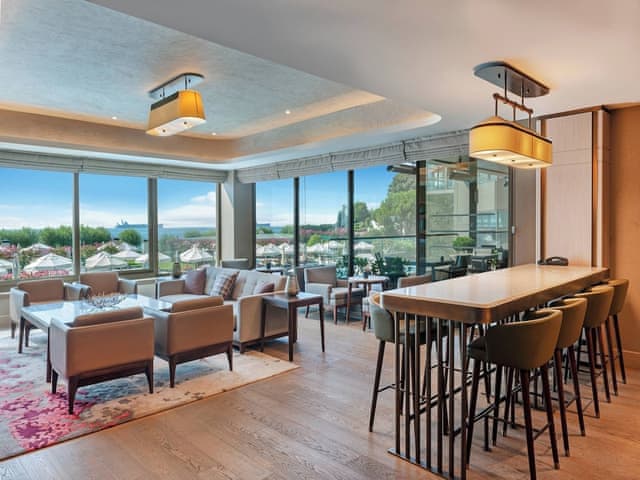 Club Room, 1 King Bed