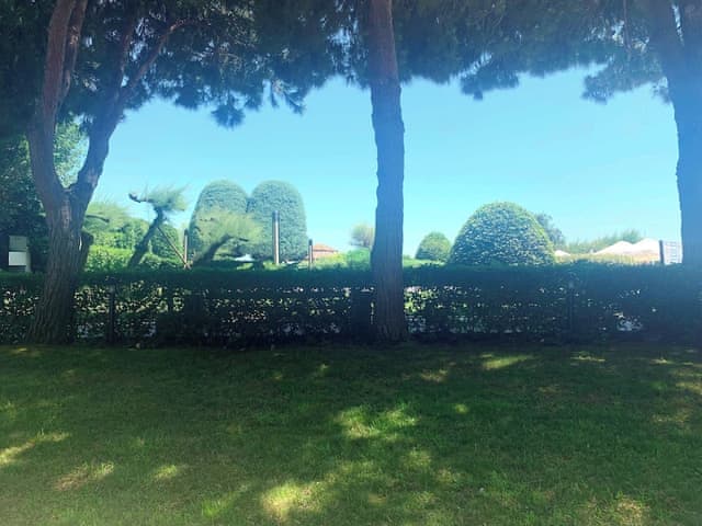 Room, 2 Twin Beds, Smoking, Poolside