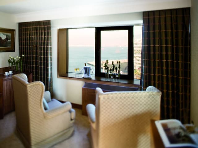 Executive Room, 1 King Bed, Partial Sea View