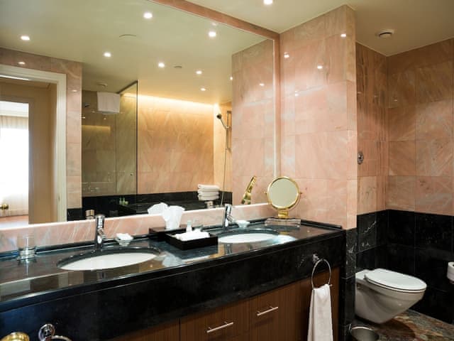 Suite, 3 Bedrooms, Terrace, City View