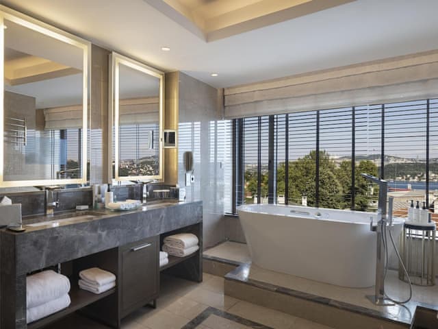 Ambassador Suite, Lounge Access