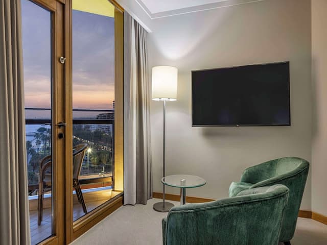 Deluxe Suite, 1 King Bed, Sea View