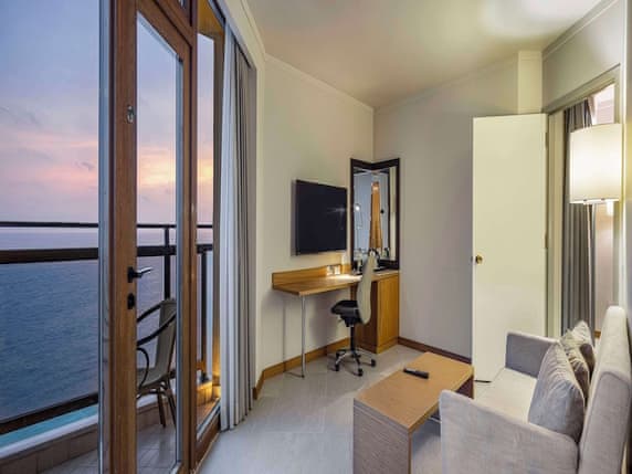 Deluxe Suite, 1 King Bed, Sea View