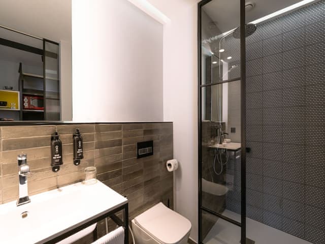 Studio, 1 King Bed (Kaan)