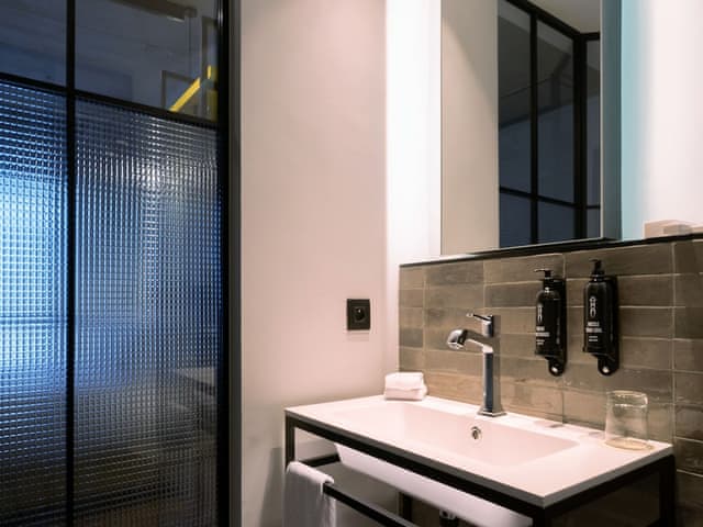 Studio, 1 King Bed (Kaan)