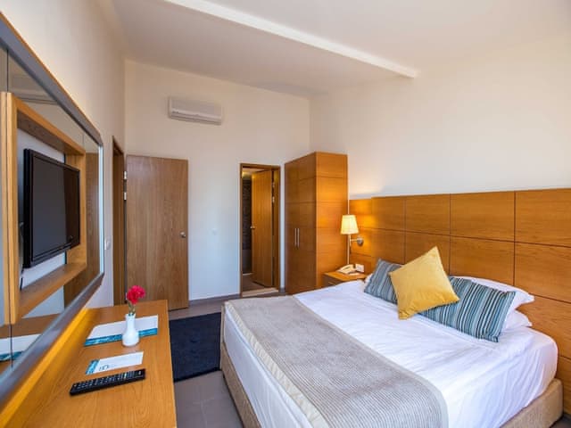 Club Room (2 Adults + 2 Children)