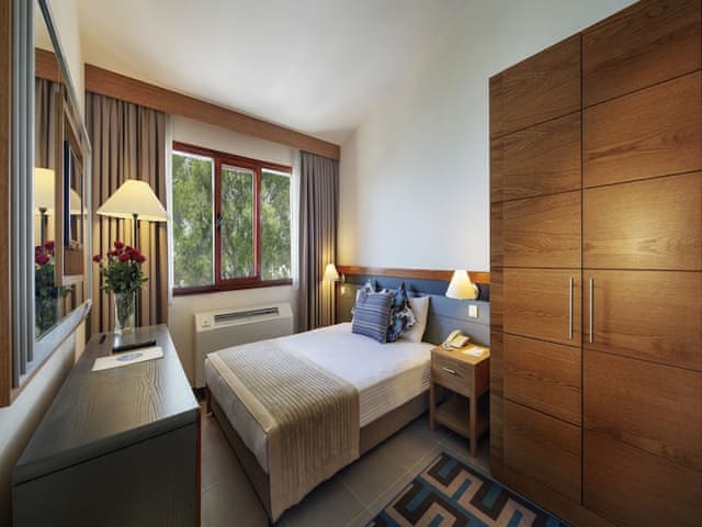 Club Room (2 Adults + 2 Children)