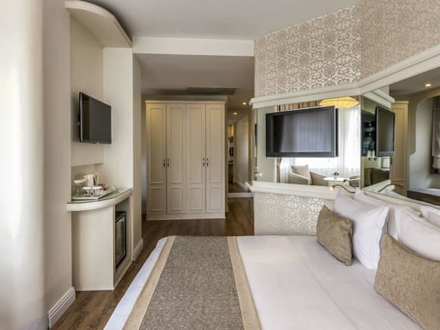 Deluxe Room, 1 Queen Bed