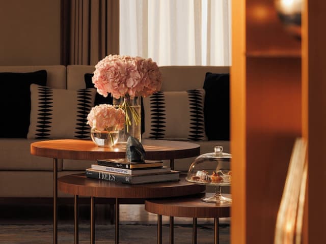 Club Room, Balcony (Ocean)