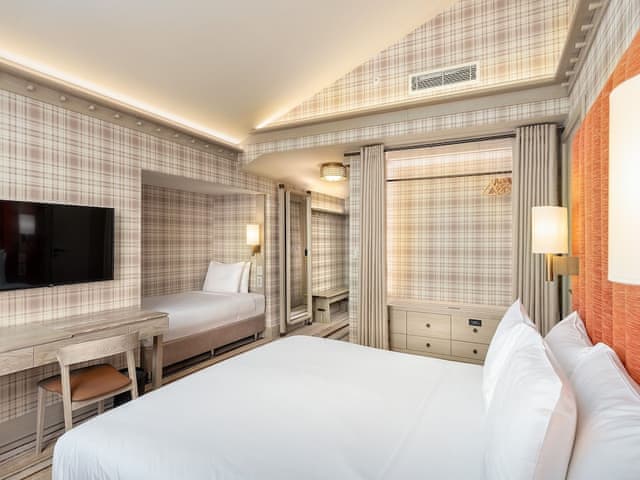 Deluxe Room, 1 Queen Bed