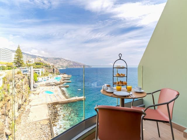 Suite (Side Sea View)