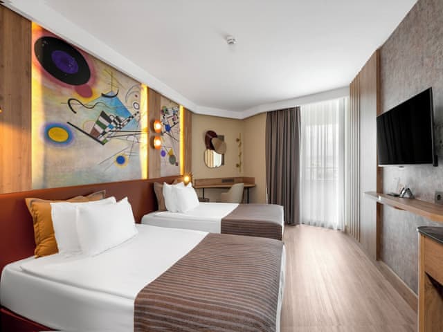 Deluxe Room, 1 King Bed, Non Smoking (Converts to 2 Twin Beds, View)