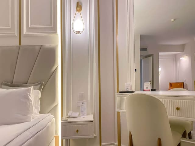 Deluxe Suite, 1 King Bed, Non Smoking, Jetted Tub (Living Room;with Single Sofabed)