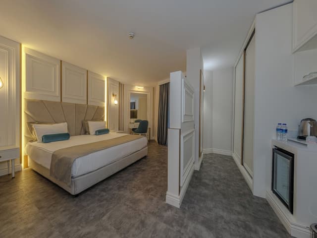Deluxe Suite, 1 King Bed, Non Smoking, Jetted Tub (Living Room;with Single Sofabed)