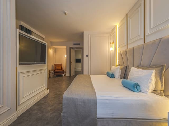 Deluxe Suite, 1 King Bed, Non Smoking, Jetted Tub (Living Room;with Single Sofabed)