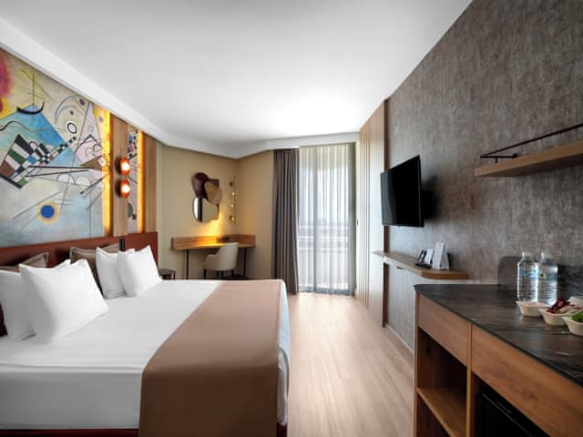 Deluxe Room, 1 King Bed, Non Smoking (Converts to 2 Twin Beds, View)