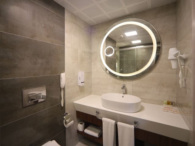 Deluxe Room, 1 King Bed, Non Smoking (Converts to 2 Twin Beds, View)