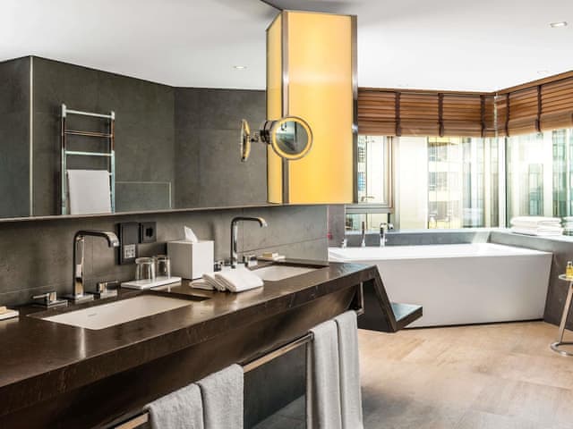 Signature Loft, 1 Double Bed, Corner with executive lounge access