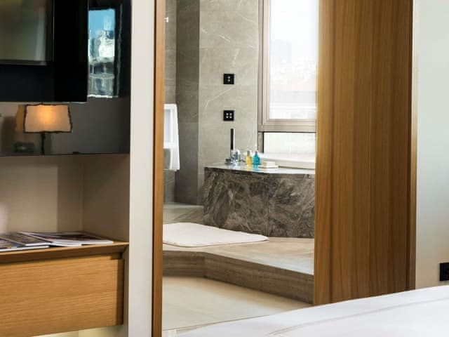 Suite, Jetted Tub with executive lounge access