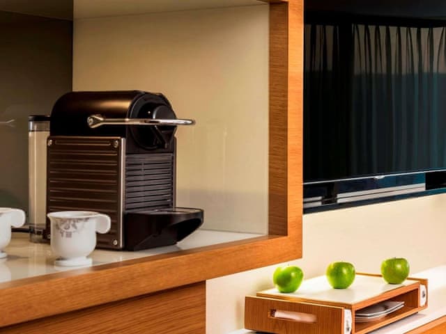 Room, 1 King Bed, Garden View, Corner