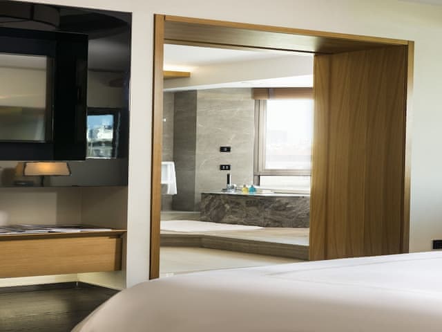 Suite, Jetted Tub with executive lounge access