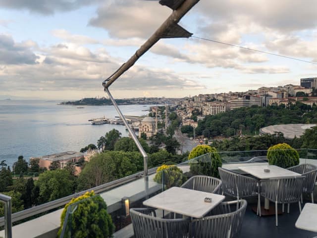 Deluxe Suite, 1 King Bed with Sofa bed, Garden View