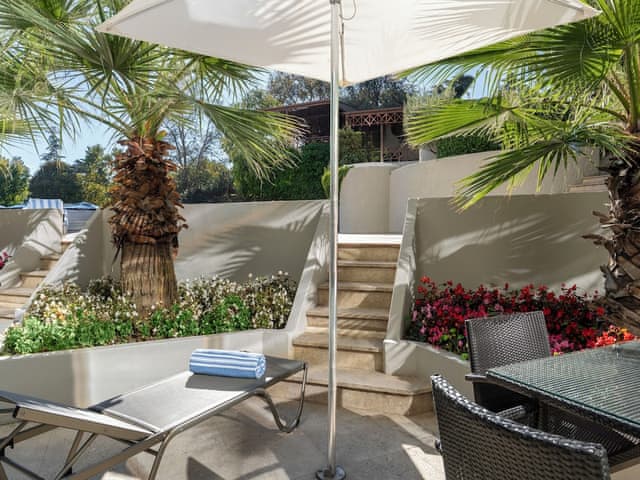 Room, 1 King Bed, Pool Access