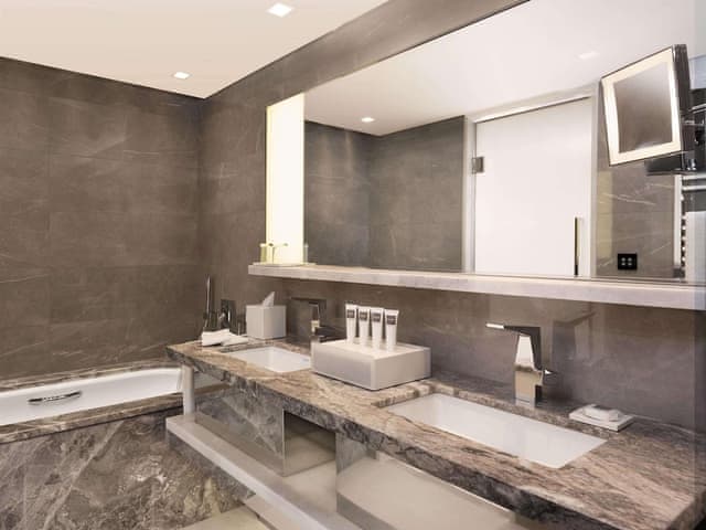 Swiss, Executive Room, 1 King Bed, Garden View, Corner