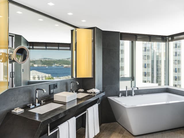 Suite, Jetted Tub with executive lounge access